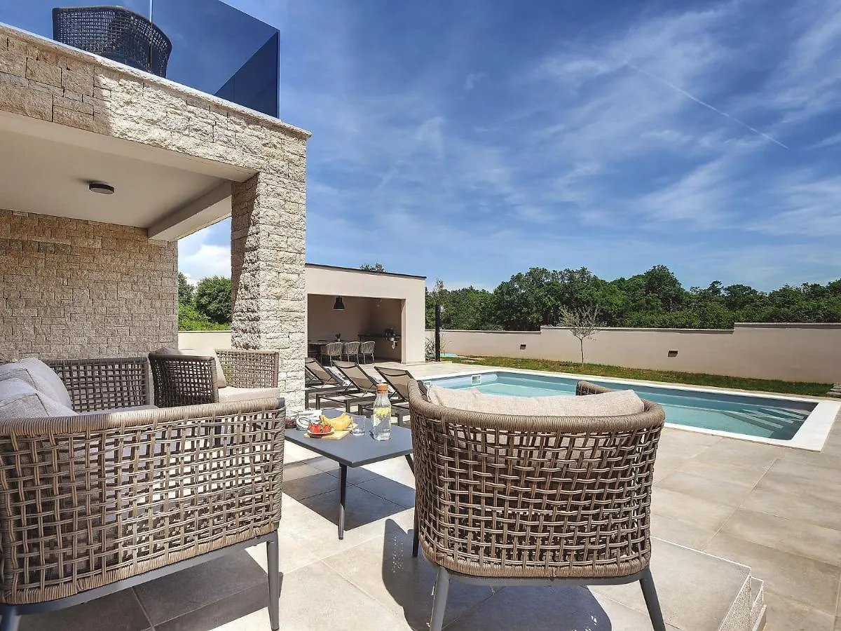 Modern Villa With Swimming Pool 풀라