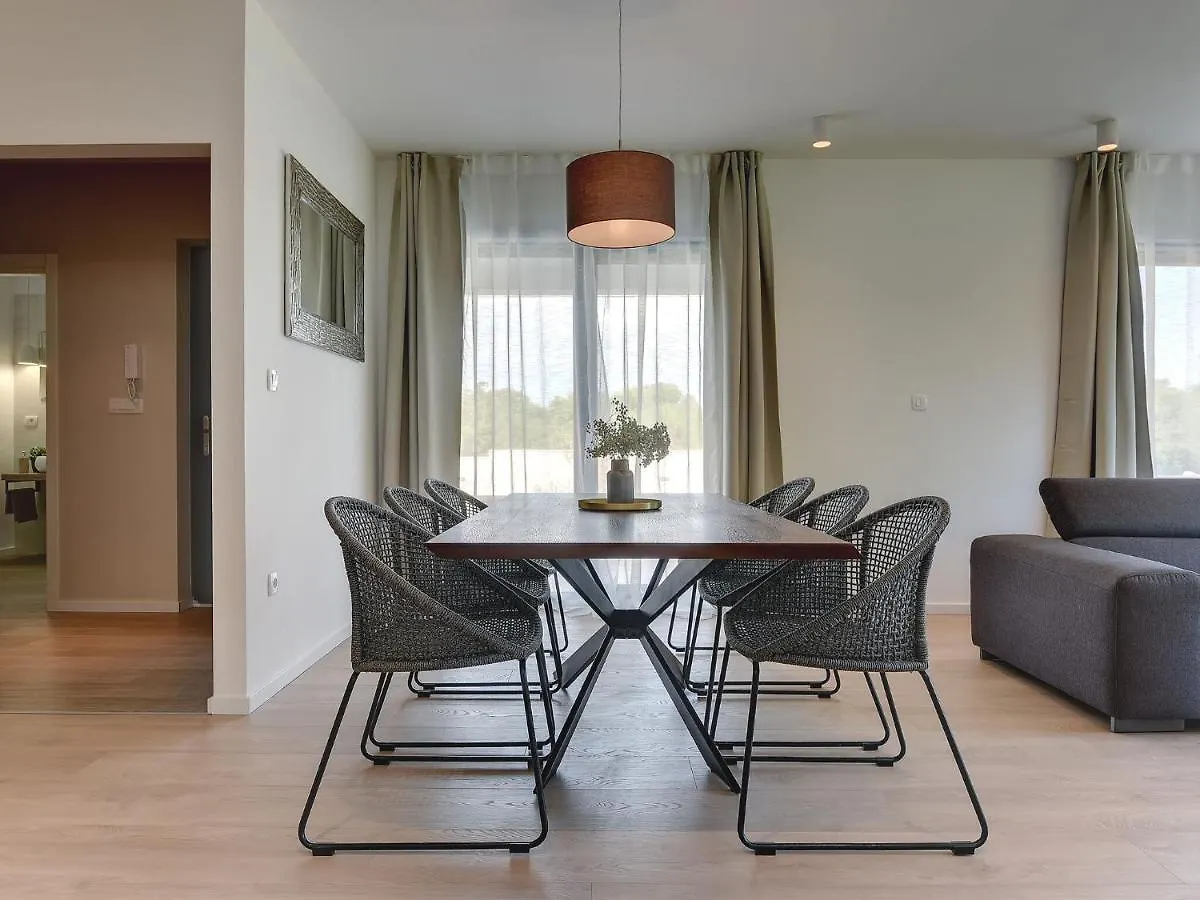 Modern Villa With Swimming Pool 풀라 0*,  크로아티아