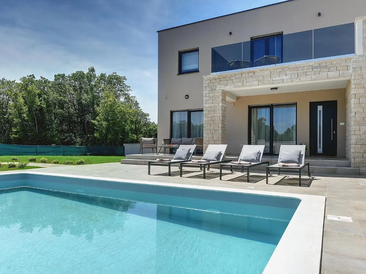 Modern Villa With Swimming Pool 풀라