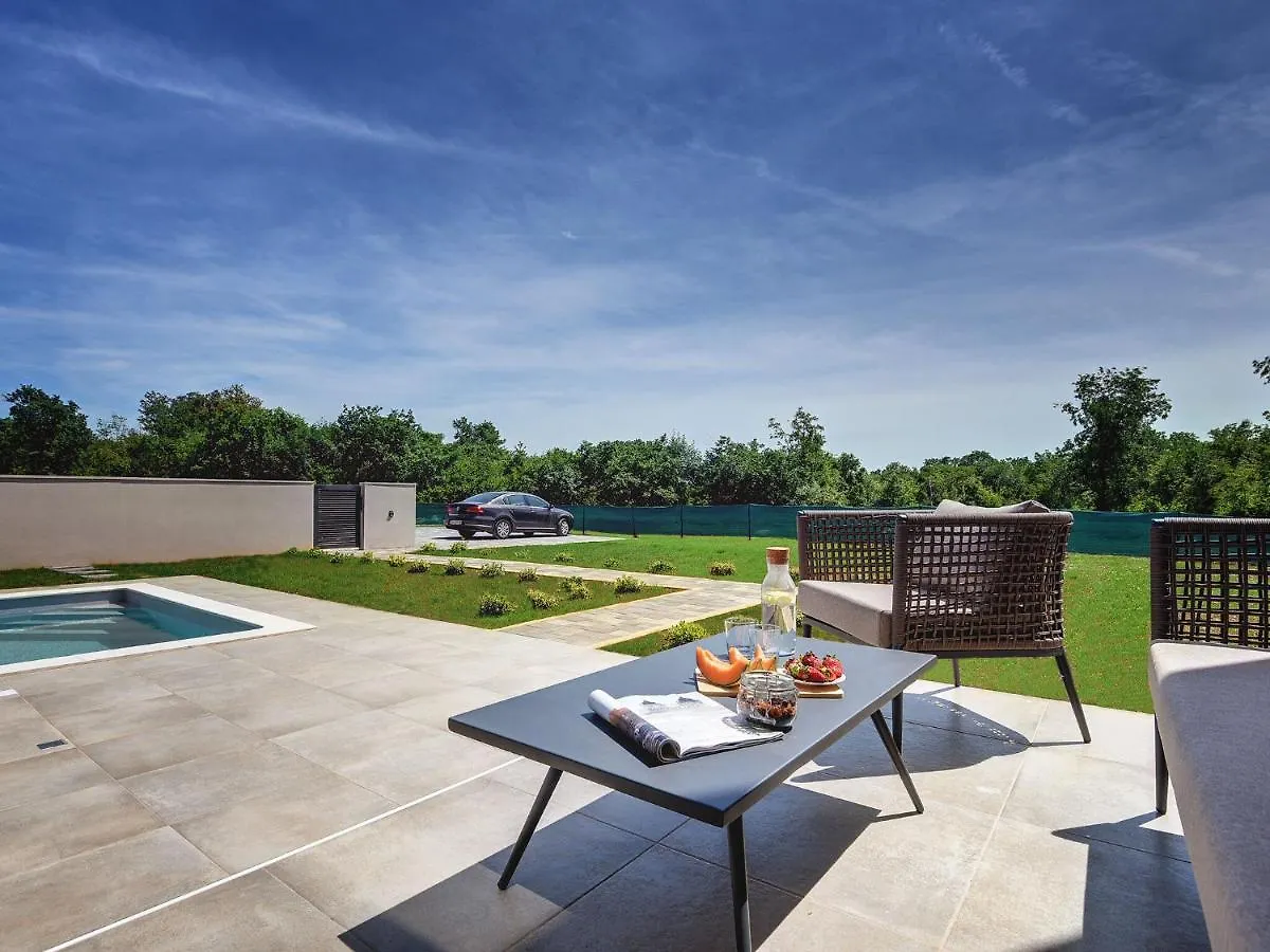 Modern Villa With Swimming Pool 풀라