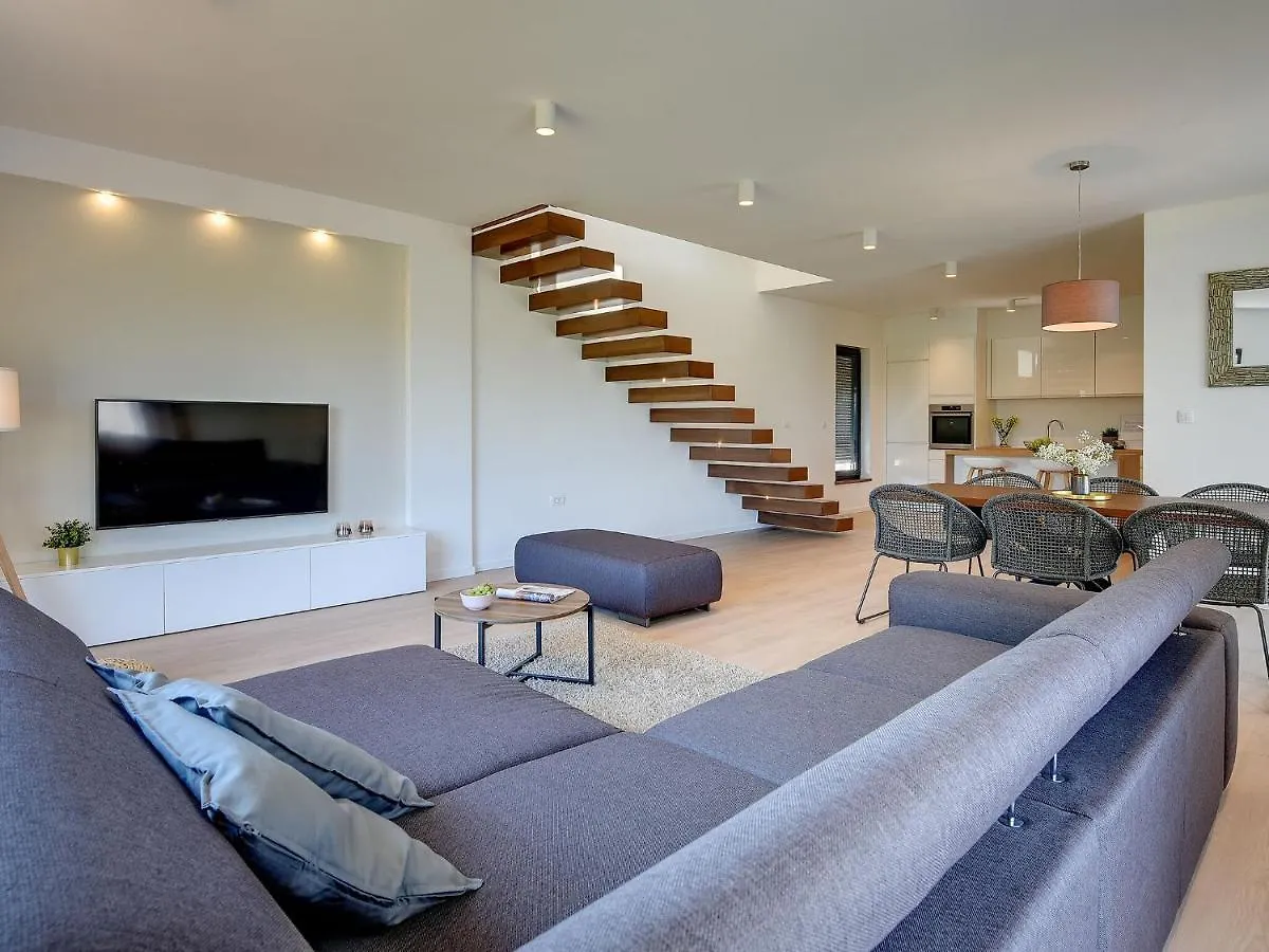 Modern Villa With Swimming Pool 풀라 0*,