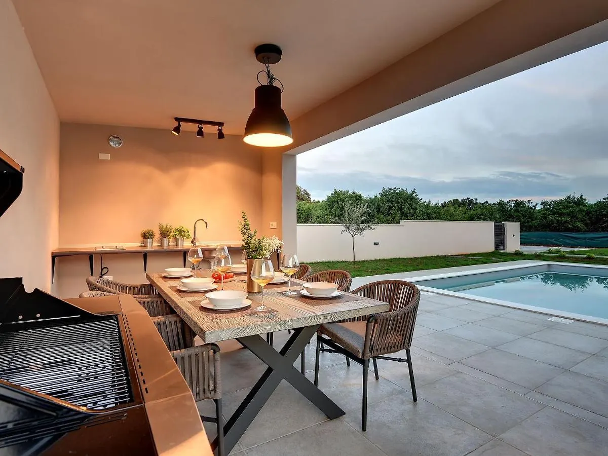 Modern Villa With Swimming Pool 풀라